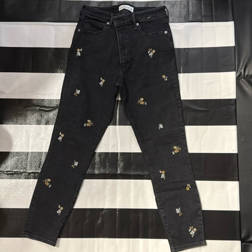 LIKE NEW ABERCROMBIE & FITCH HIGH RISE SUPER SKINNY